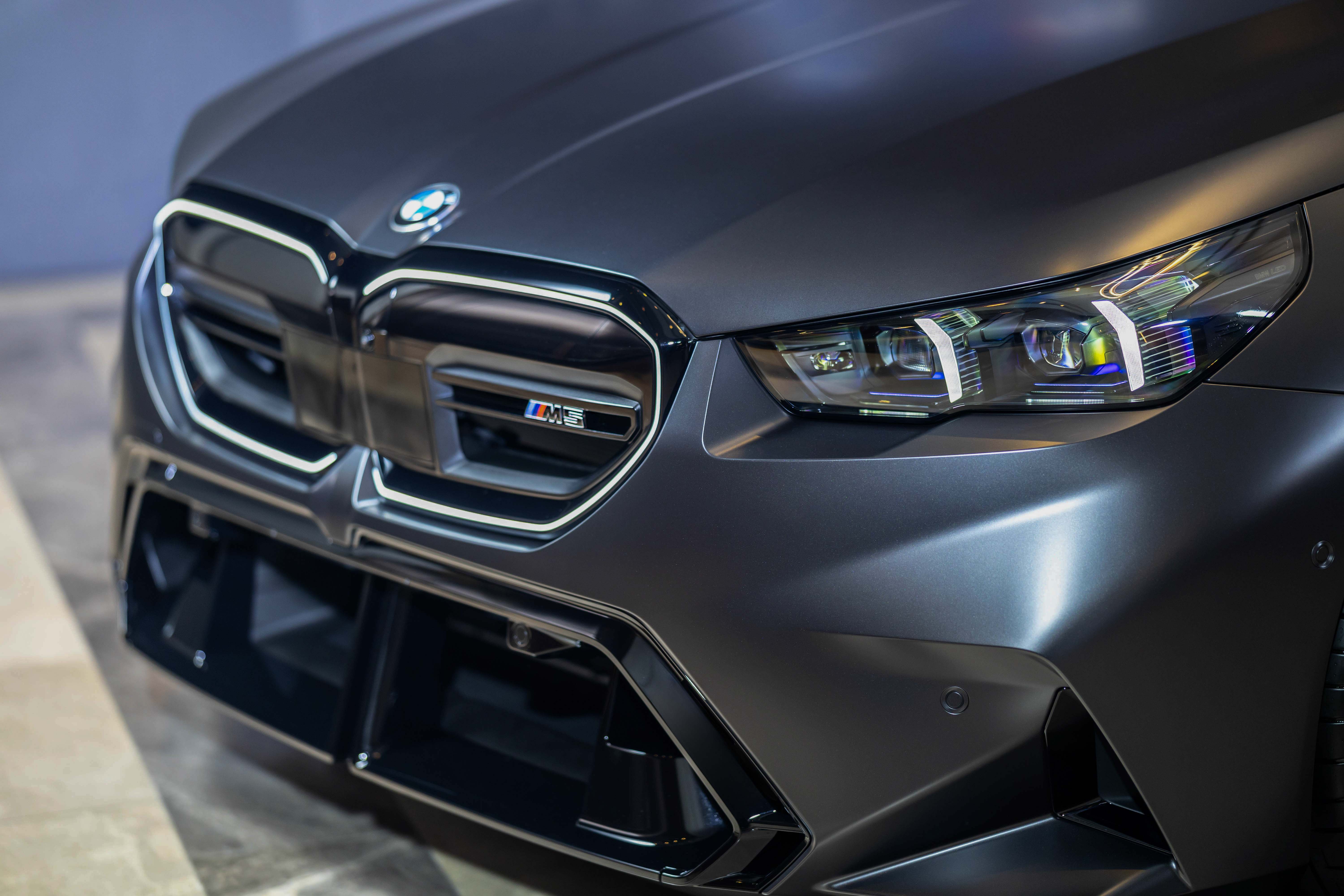 [新聞照片三] BMW飾光水箱護罩搭配燻黑造型頭燈，讓全新世代BMW M5不論白晝或夜行，都展現出非凡的魅力和耀眼奪目的迷人風格。